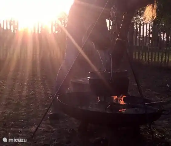 In het huis staat een Dutch Oven, een tosti-ijzer en een popcorn pan. Allemaal voor boven een vuurtje.